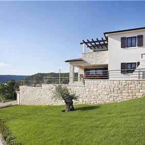 3 bedroom villa with infinity pool in Trget, Istria, sleeps 6